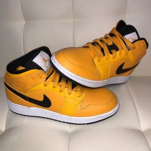Jordan 1 Mid University Black-Gold-White